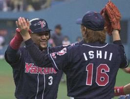 Ishii greets Ramirez after 3-run blast in Japan Series opener